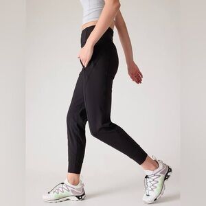 Athleta Rainier Jogger Size XS Black Reflective Zip Pockets Relaxed Fit